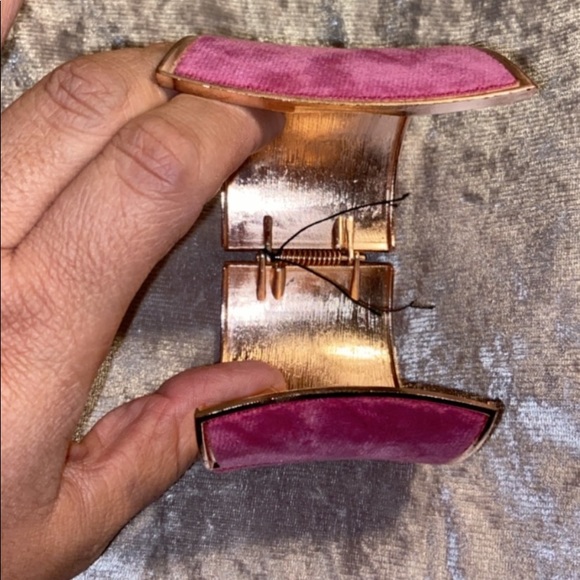 A beautiful cuff  fuchsia pink bracelet - Picture 3 of 6